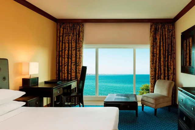 غرفة كلوب بسرير كوين، Sheraton Djibouti 1/3
