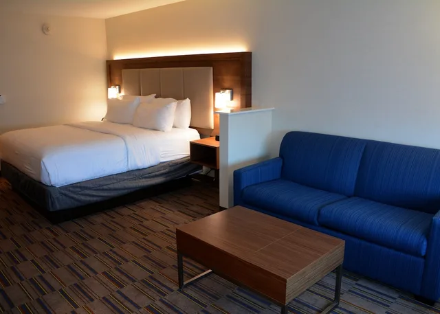 جناح بسرير كينج مع أريكة، Holiday Inn Express Suites Pittsburgh Monroeville 2/4