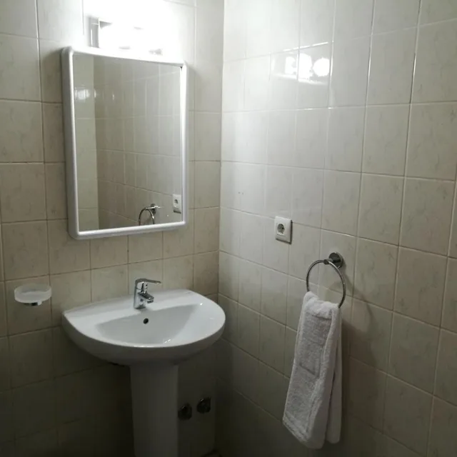 غرفة ثلاثية، Hotel L Albera 2/4