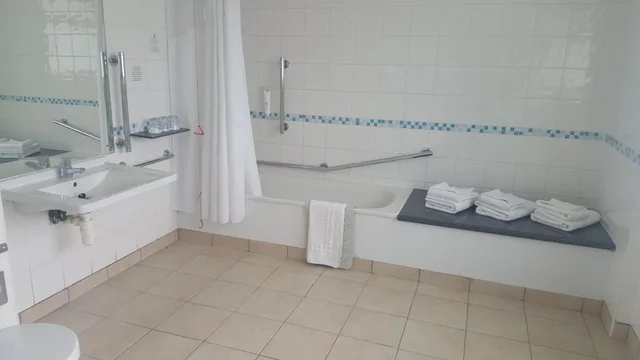 غرفة بسريرين منفصلين لذوي الإعاقة، Holiday Inn Derby Nottingham M1 J25 10/10