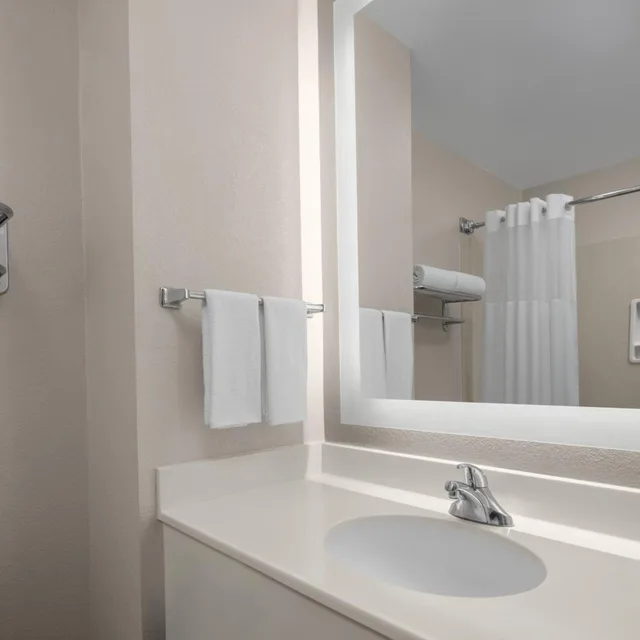 جناح بسرير كوين، Larkspur Landing Campbell - An All-Suite Hotel 3/3