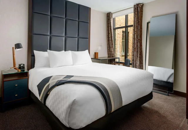 غرفة كومفورت بسرير مزدوج، Joinery Hotel Pittsburgh, Curio Collection by Hilton 1/1