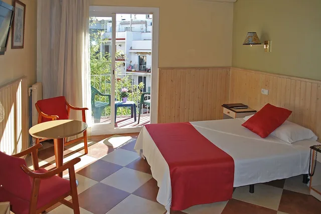 غرفة قياسية بسرير مزدوج بشرفة، Hotel Piccadilly Sitges 4/4