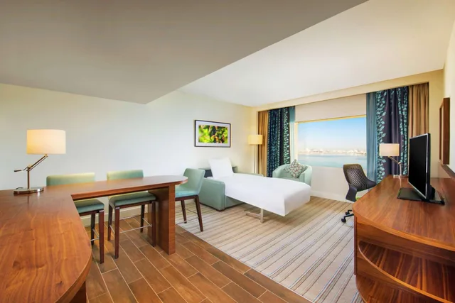 جناح بسرير كينج بغرفة نوم واحدة مع أريكة، Hilton Garden Inn Ras Al Khaimah 4/6