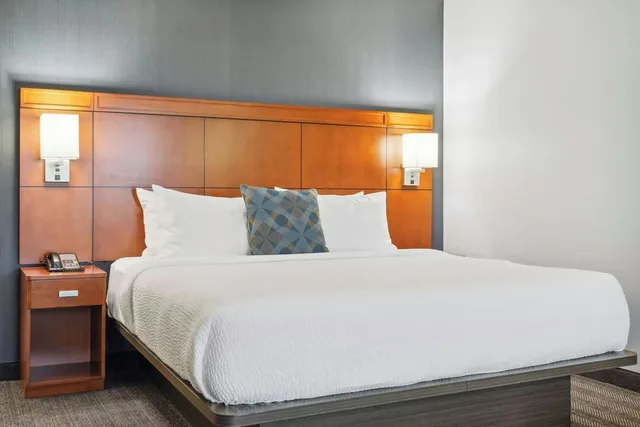 جناح بسرير كينج بغرفة نوم واحدة مع أريكة، Courtyard By Marriott Burlington Williston 2/4