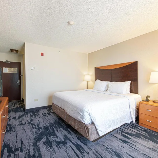 غرفة بسرير كينج بحوض استحمام لذوي الإعاقة، Fairfield Inn Suites Chicago Naperville 1/4