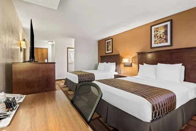 غرفة قياسية بسريرين كوين يُسمح فيها بالحيوانات الأليفة للمدخنين، Best Western Tower West Lodge 3/4