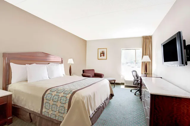 غرفة بسرير كينج لذوي الإعاقة، Days Inn by Wyndham Newport News City Center Oyster Point 1/1