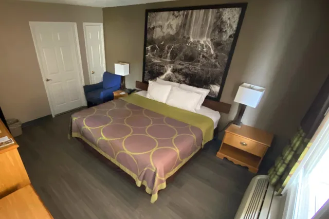 غرفة بسرير كينج لذوي الإعاقة، Super 8 by Wyndham Fort Chiswell Wytheville Area 1/5