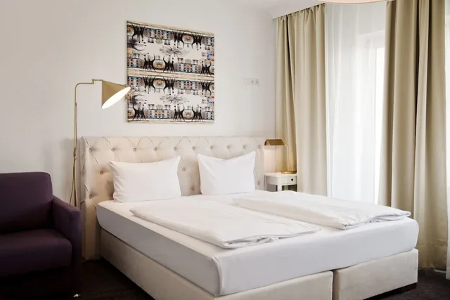 غرفة كومفورت بسرير كينج بشرفة، Hotel Les Nations 3/10