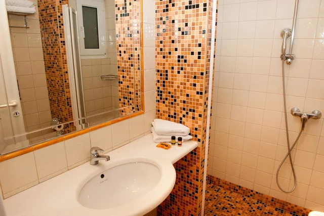 Room, Double or Twin Bed, Sea View, London Hotel 3/4