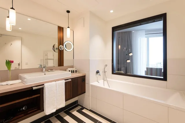جناح بسرير مزدوج بشرفة، THE LIBERTY Hotel Bremerhaven BW Signature Collection 2/3