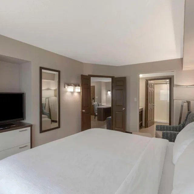 جناح بسرير كينج وسريرين كوين بغرفتي نوم مع أريكة بمطبخ، Executive Residency By Best Western Toronto Mississauga 1/7