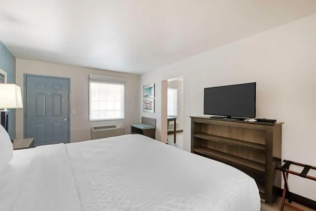 جناح بسرير كينج مع أريكة، Best Western Plus St. Simons 1/3