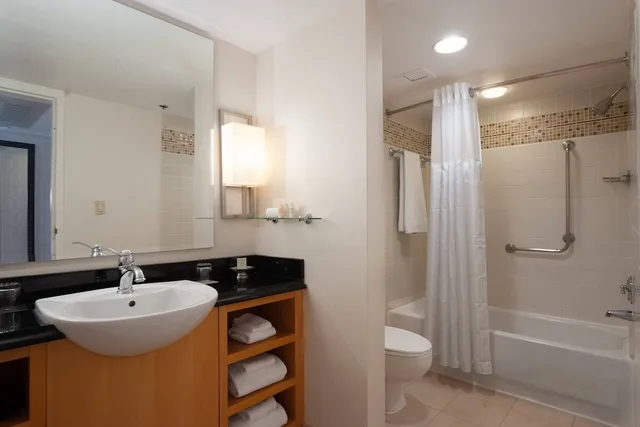 غرفة بسرير كينج، Renaissance Orlando Airport Hotel 3/9