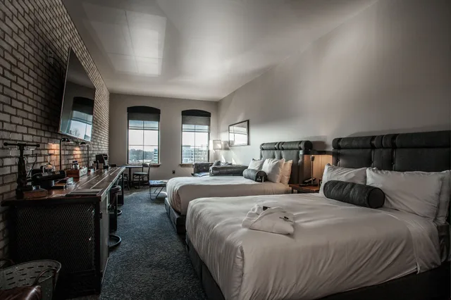Heritage, 2 Queen Beds، Ironworks Hotel Indy 2/3