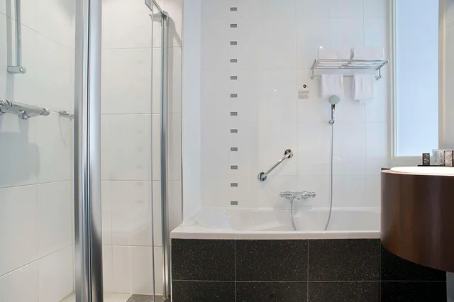 غرفة ديلوكس بسرير مزدوج بإطلالة على النهر، DoubleTree by Hilton Rotterdam Centre 5/6