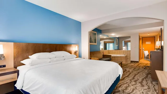 جناح بسرير كينج بجاكوزي، Best Western Plus River Escape Inn & Suites 2/8