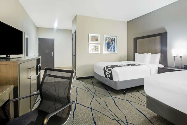 غرفة بسريرين كوين لذوي الإعاقة، La Quinta Inn & Suites By Wyndham Ponca City 1/3