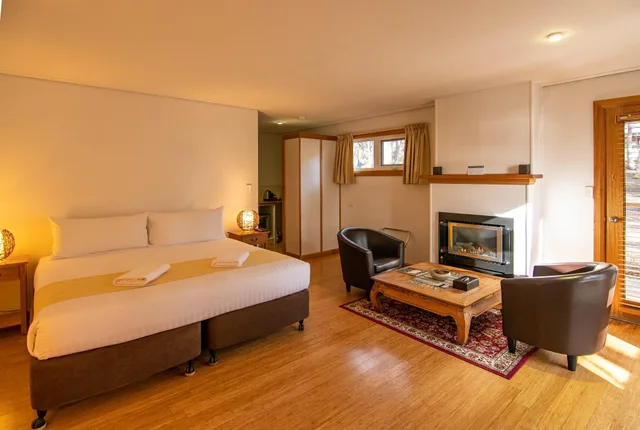 Studio, Lake St Clair Lodge 1/3