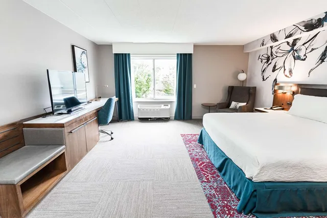 غرفة بسرير كينج بحوض استحمام لذوي الإعاقة، HILTON GARDEN INN FAIRFAX 1/5