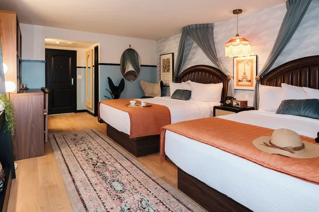 Madame, 2 Queen Beds, Water Side، Tidewater Inn 1/5