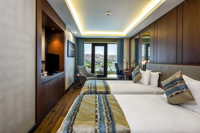 غرفة ديلوكس بسرير مزدوج أو سريرين منفصلين بإطلالة على البحر بشرفة، Arise Hotel Golden Horn 1/3