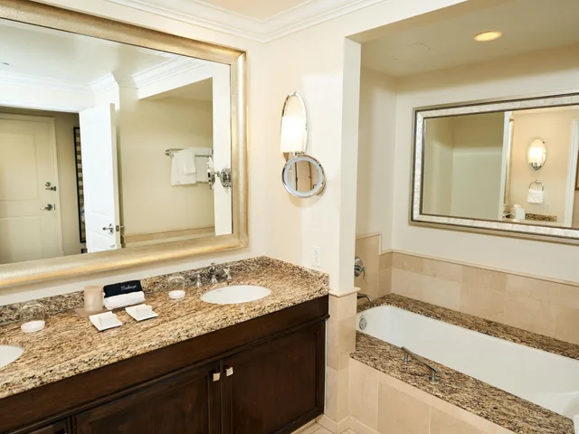 Room, 2 Queen Beds, Bay View، Balboa Bay Resort 7/10