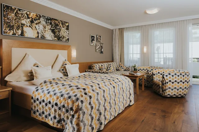 جناح سوبيريور بسرير كوين مع أريكة، Ortners Resort 1/4