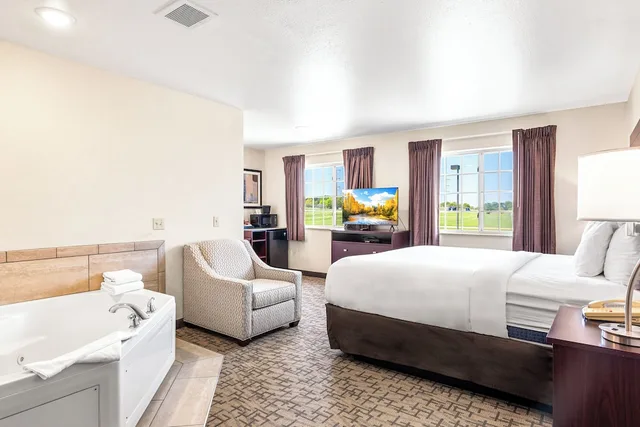 جناح بسرير كينج بحوض جاكوزي بحوض استحمام، Boarders Inn Amp Suites 3/10