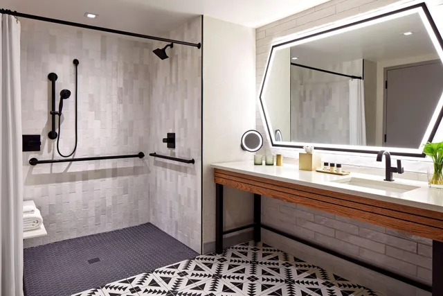 غرفة بسريرين كوين لذوي الإعاقة، Senna House Scottsdale, Curio Collection by Hilton 2/2