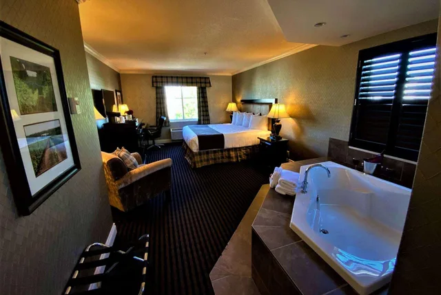 Suite, King Bed, Ramada By Wyndham Surrey/Langley 2/2
