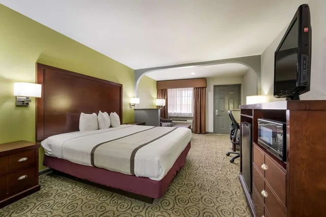 غرفة بسرير كينج مع أريكة، Surestay Hotel By Best Western Deer Park 5/7