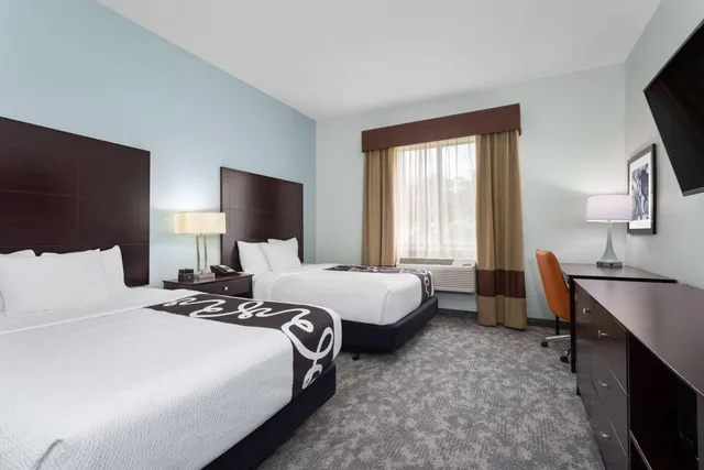 غرفة بسريرين كوين لذوي الإعاقة، La Quinta Inn & Suites by Wyndham Bonita Springs Naples N. 1/10