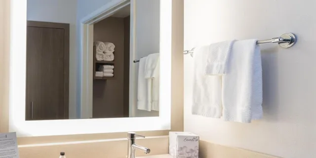 جناح استوديو بسرير كينج بحوض استحمام لذوي الإعاقة، Staybridge Suites Houston East - Baytown 7/8