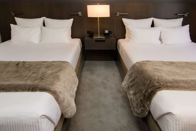 City, Junior Suite, 2 Queen Beds, Accessible، The Benson Portland, Curio Collection by Hilton 2/6