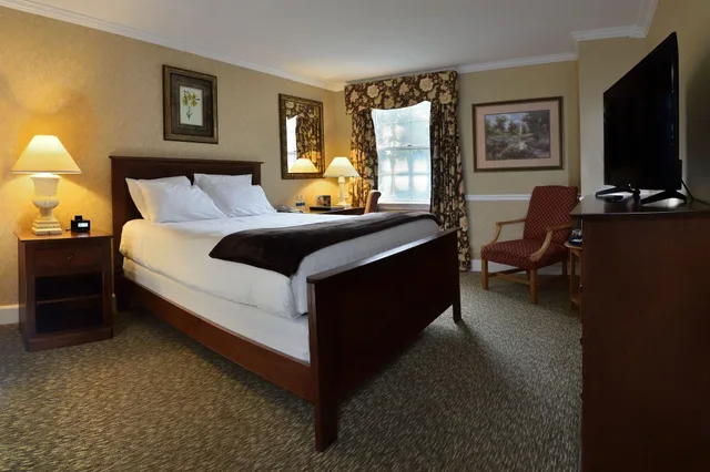 غرفة قياسية بسرير كوين، The Spa at Norwich Inn 1/8