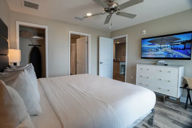 جناح بسرير كينج وسرير كوين بغرفتي نوم مع أريكة لذوي الإعاقة، Barefoot Beach Hotel 4/10