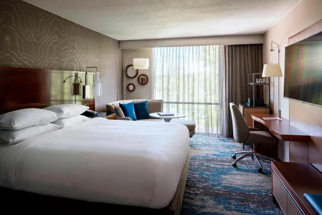 Room, King Bed, Balcony, Accessible, Boston Marriott Newton 4/8