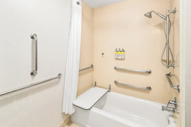 غرفة قياسية بسرير كينج، Holiday Inn Express Hotel And Suites Wilmington Newark 7/7