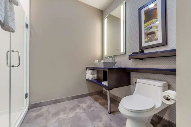 غرفة سيغنتشر بسرير كينج، Glo Best Western Dawley Farms In Sioux Falls 6/6