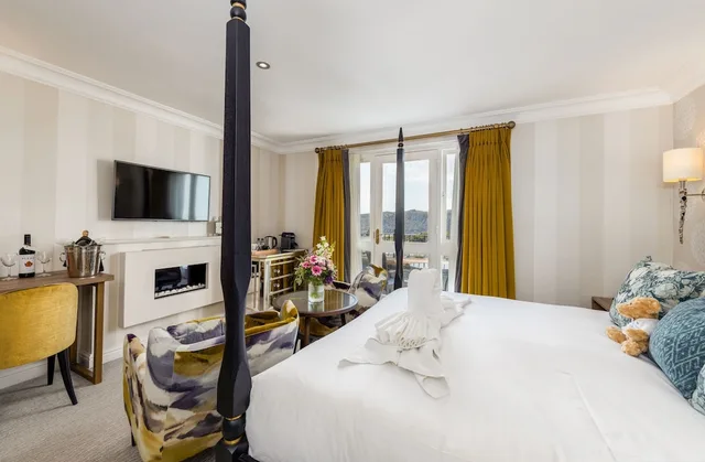 Signature, King Bed, Lake Side, Lake View, Windermere Hillthwaite Hotel 2/5