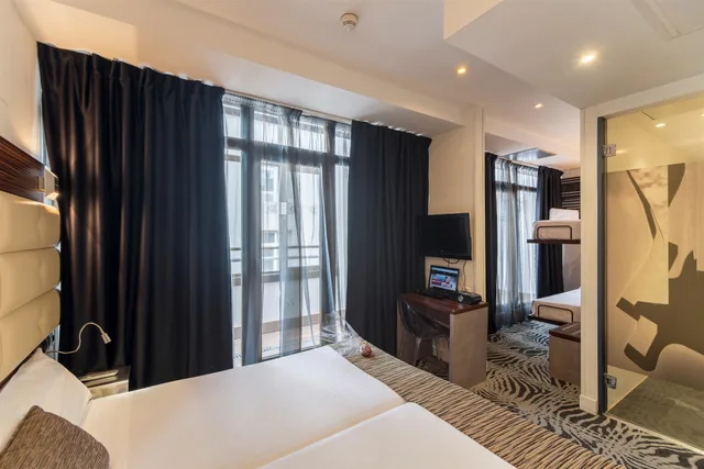 غرفة رباعية بسرير مزدوج وسرير بطابقين، Petit Palace Cliper Gran Via 8/10
