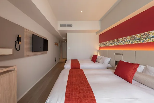 غرفة بسريرين منفصلين مع سرير إضافي، Hewitt Resort Naha 1/5