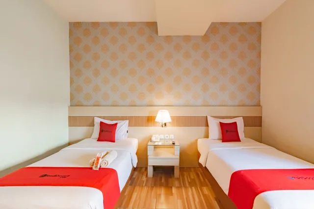 غرفة قياسية بسريرين منفصلين، RedDoorz Premium Near Bandung Station 1/7