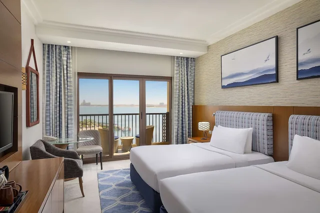 غرفة قياسية بسريرين منفصلين بشرفة، Double Tree by Hilton Resort and Spa Marjan Island 1/8
