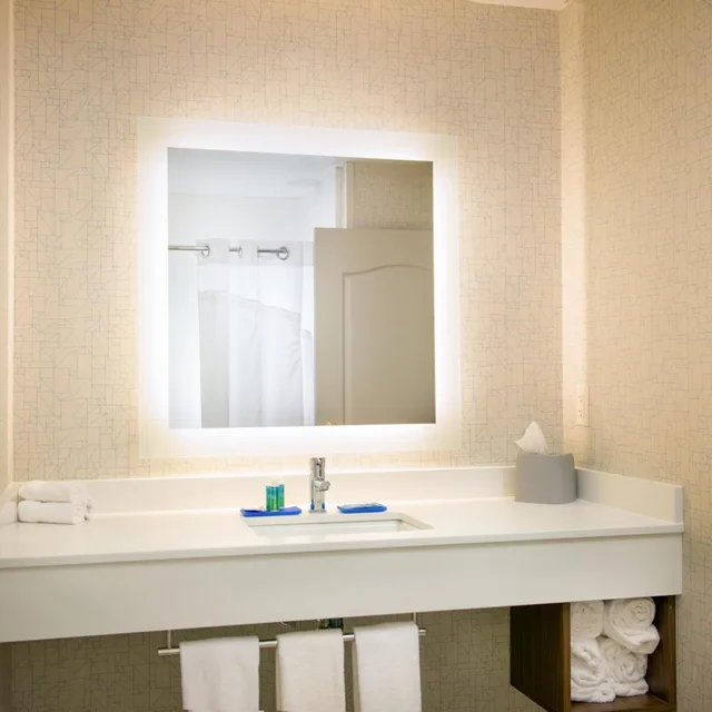 غرفة بسريرين مزدوجين مع أريكة، Holiday Inn Express Hotel & Suites Wausau 5/7