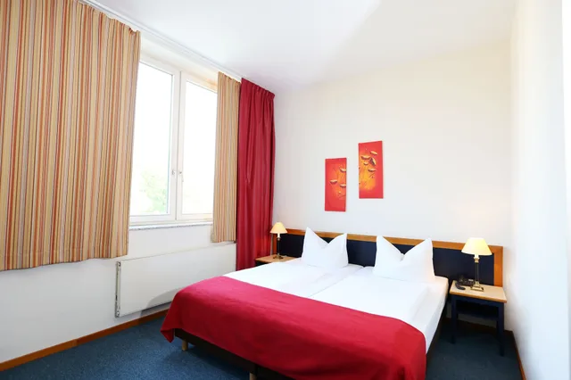 غرفة بسرير كوين، H24 Hoteltow 2/5