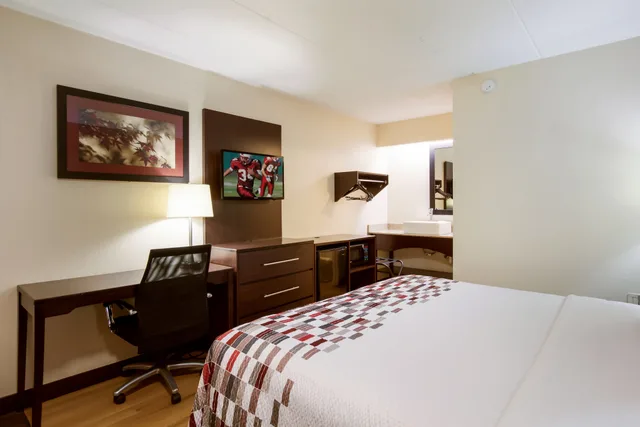 غرفة ديلوكس بسرير كينج، Red Roof Inn Grand Rapids Airport 6/9