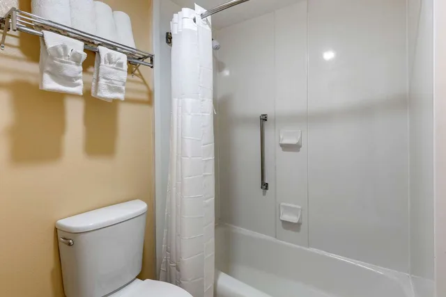 غرفة بسريرين مزدوجين للمدخنين، Quality Inn And Suites Hanes Mall 3/3